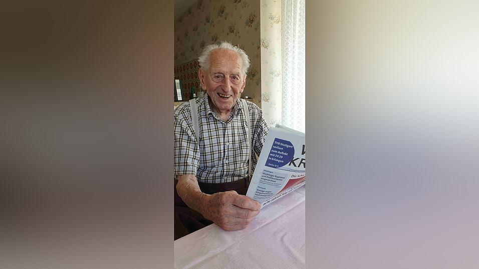 Karl Haidle sitzt an seinem 104. Geburtstag an einem Tisch und liest Zeitung. Karl Haidle sitzt an seinem 104. Geburtstag an einem Tisch und liest Zeitung.