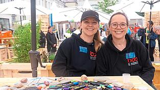 Es gab etliche Mitmachstationen, hier f&uuml;rs Bemalen von Steinen. &bdquo;Be Awesome. Werde Organspender&ldquo; steht auf einem Stein.