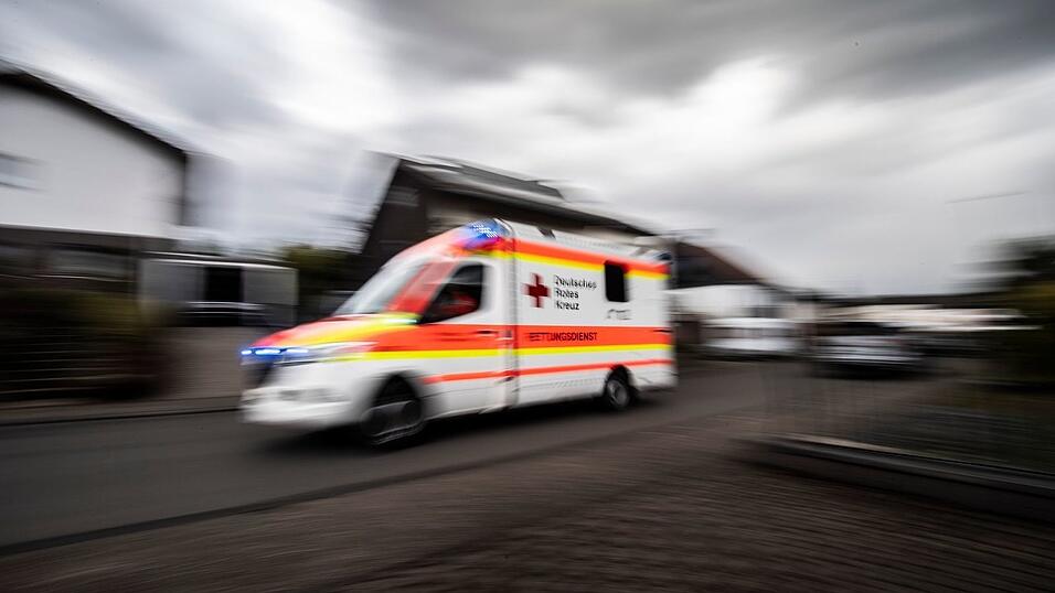 Auch im Rettungswagen k&ouml;nnen die Sanit&auml;ter dem Mann nicht mehr helfen. (Symbolbild)