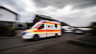 Auch im Rettungswagen k&ouml;nnen die Sanit&auml;ter dem Mann nicht mehr helfen. (Symbolbild)
