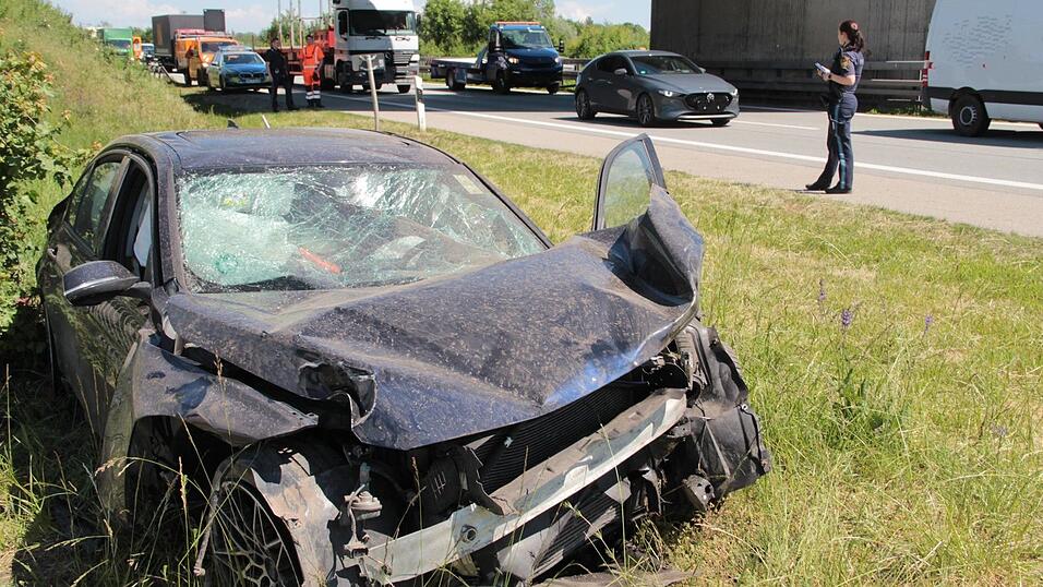 Die Autofahrerin wurde mit dem Rettungshubschrauber ins Krankenhaus geflogen.