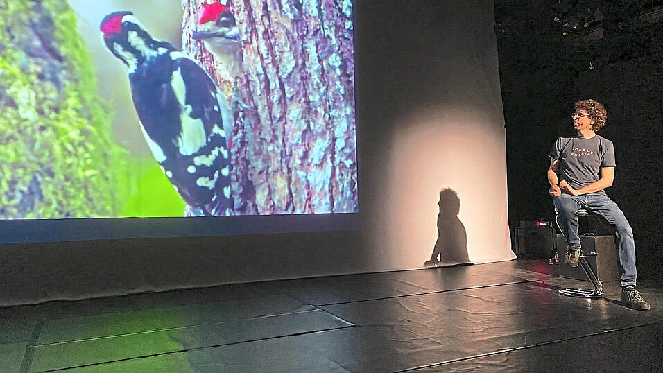 Der 'Vogelphilipp' bei seinem Vortrag im Kleinen Theater: Dort stellte er viele Arten vor - und auch sein neues Buch.