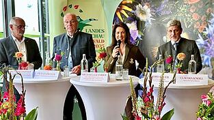 Sehr erfreuliche Zahlen konnte Staatsministerin Michaela Kaniber im Beisein von Bürgermeister Sandro Bauer, Landrat Franz Löffler und Dietmar Lindner vom Verband Garten-, Landschafts- und Sportplatzbau Bayern verkünden.