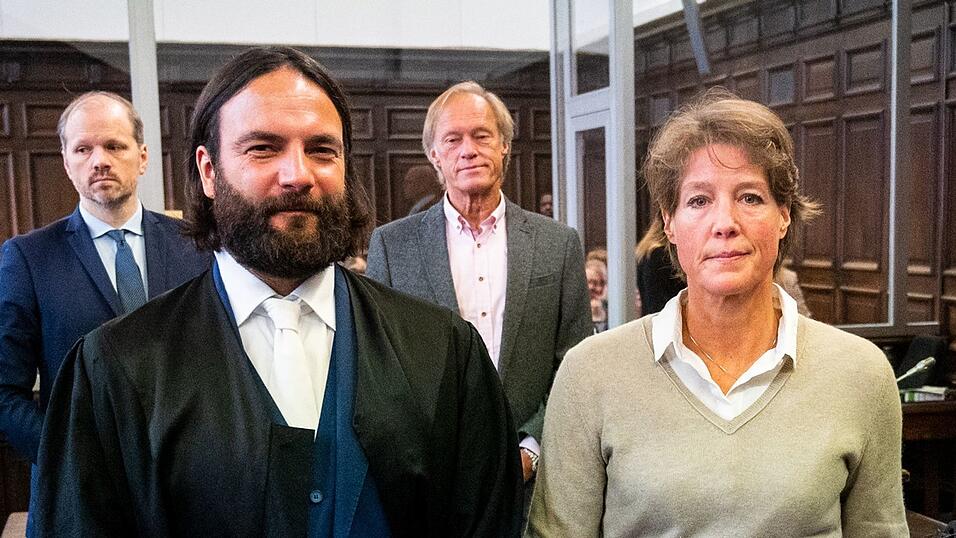 Die Angeklagte Block (rechts) steht vor Beginn des Verhandlungstags neben ihrem Anwalt im Gerichtssaal.