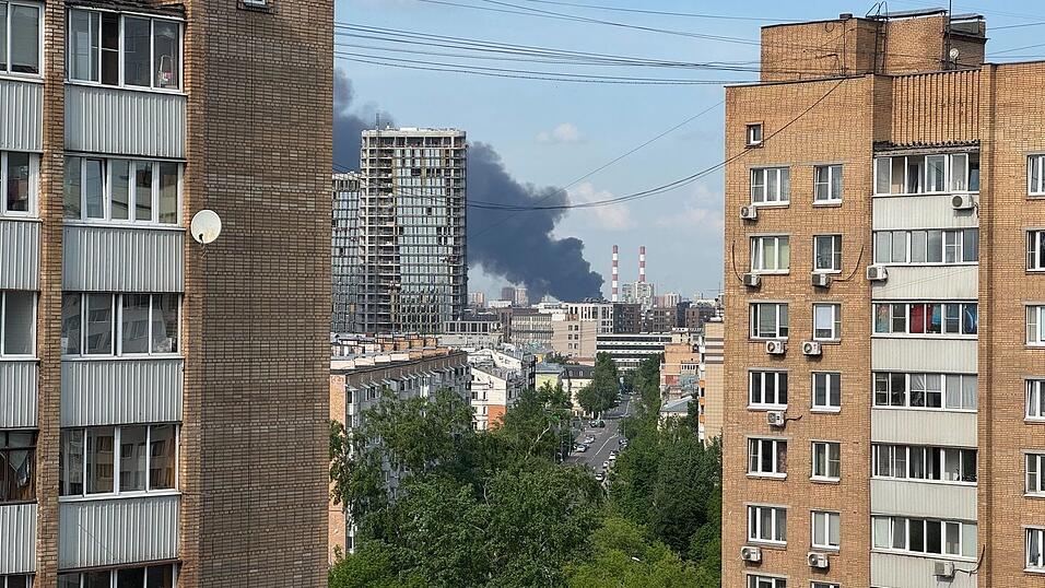 Die Ukraine hat - hier ein Brand nach einem früheren Angriff - in den vergangenen Wochen schon mehrfach die russische Hauptstadt Moskau ins Visier genommen. (Archivbild) Die Ukraine hat - hier ein Brand nach einem früheren Angriff - in den vergangenen Wochen schon mehrfach die russische Hauptstadt Moskau ins Visier genommen. (Archivbild)