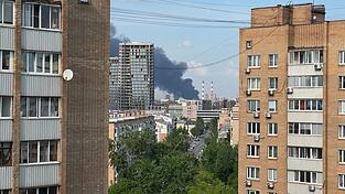 Die Ukraine hat - hier ein Brand nach einem früheren Angriff - in den vergangenen Wochen schon mehrfach die russische Hauptstadt Moskau ins Visier genommen. (Archivbild) Die Ukraine hat - hier ein Brand nach einem früheren Angriff - in den vergangenen Wochen schon mehrfach die russische Hauptstadt Moskau ins Visier genommen. (Archivbild)