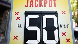 Gleich drei Gewinner teilen sich den mit 50 Millionen Euro gef&uuml;llten Lotto-Jackpot. (Symbolbild)