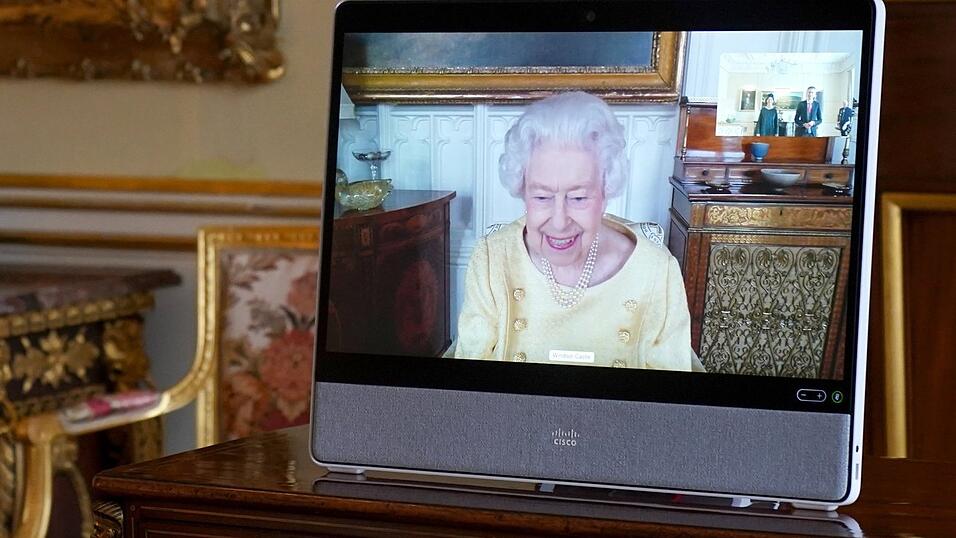 Queen Elizabeth II. spricht bei einer virtuellen Audienz im Buckingham Palace. Nach einer ärztlich angeordneten Ruhepause gab die 95-jährige Monarchin wieder eine Audienz von Schloss Windsor aus. Queen Elizabeth II. spricht bei einer virtuellen Audienz im Buckingham Palace. Nach einer ärztlich angeordneten Ruhepause gab die 95-jährige Monarchin wieder eine Audienz von Schloss Windsor aus.