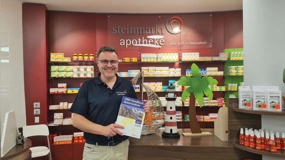 Roland Gruber, Inhaber der Steinmarkt Apotheke Cham, wei&szlig;, welche Arzneimittel im Notfallset landen sollten.