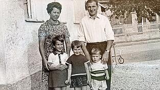 Zwei Bilder aus gl&uuml;cklichen Zeiten: Sophie und Oskar Sommer mit ihren drei Kindern (links) und bei ihrer Hochzeit 1962