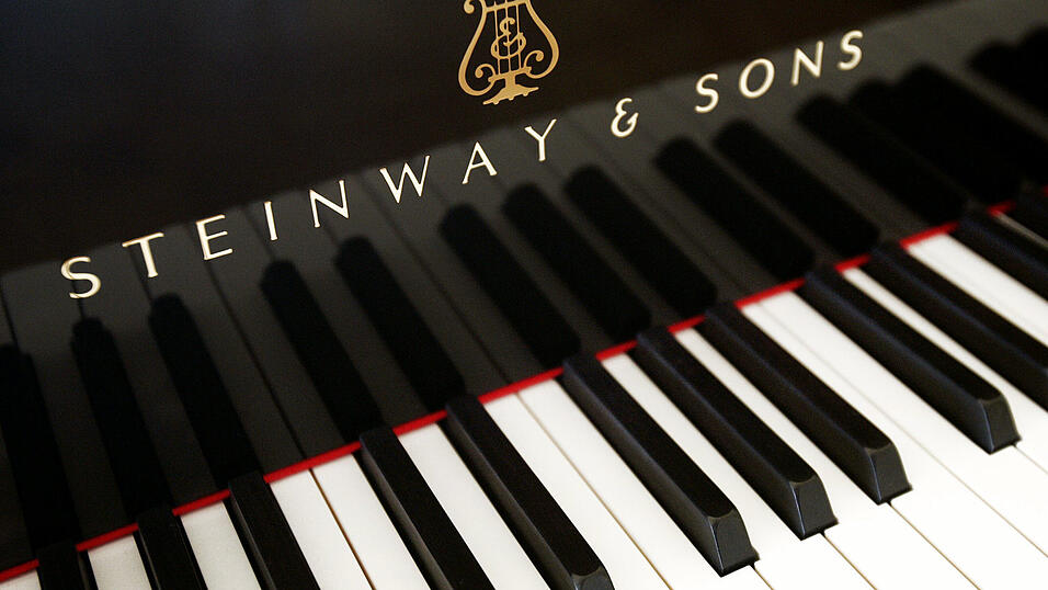 Blick auf die Tasten eines Fl&uuml;gels von Steinway & Sons. Der k&uuml;nftige Rathaussaal wird wieder einen Konzertfl&uuml;gel dieser Marke beherbergen.