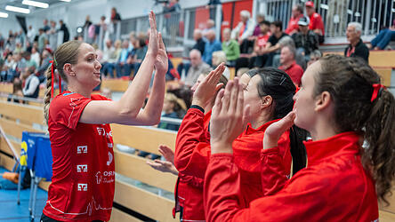 Nochmal abklatschen - und dann kann&rsquo;s losgehen: Die 25-j&auml;hrige Raben-Mittlelblockerin Nadine Burbrink (links) strahlt vor der Heimpartie gegen K&ouml;ln reichlich Selbstvertrauen und Zuversicht aus. So wie es sich halt f&uuml;r eine Spielerin vom Spitzenreiter geh&ouml;rt.