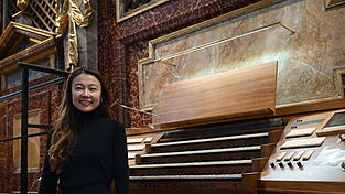 Kirchenmusikerin Jeni Böhm überzeugte in der Martinskirche mit virtuosem Spiel, Hingabe und Leidenschaft. Kirchenmusikerin Jeni Böhm überzeugte in der Martinskirche mit virtuosem Spiel, Hingabe und Leidenschaft.
