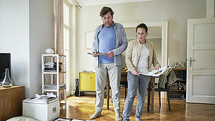 Friedemann Berg (Hans-Jochen Wagner) und Franziska Tobler (Eva Löbau) in einer Szene von 'Tatort: Rebland'. Friedemann Berg (Hans-Jochen Wagner) und Franziska Tobler (Eva Löbau) in einer Szene von 'Tatort: Rebland'.