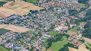 Tiefenbach liegt etwa fünf Kilometer südwestlich des Stadtzentrums. Das Gemeindegebiet umfasst 26 Gemeindeteile. Tiefenbach liegt etwa fünf Kilometer südwestlich des Stadtzentrums. Das Gemeindegebiet umfasst 26 Gemeindeteile.