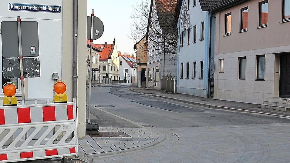 Nach einem Jahr Pause wegen der Br&uuml;ckenarbeiten am Klosterberg sowie der Verlegung der Wasser- und der Gasleitungen kann es mit der Neugestaltung der Oberen Hauptstra&szlig;e ab der Kooperator-Schmid-Stra&szlig;e in absehbarer Zeit weitergehen.