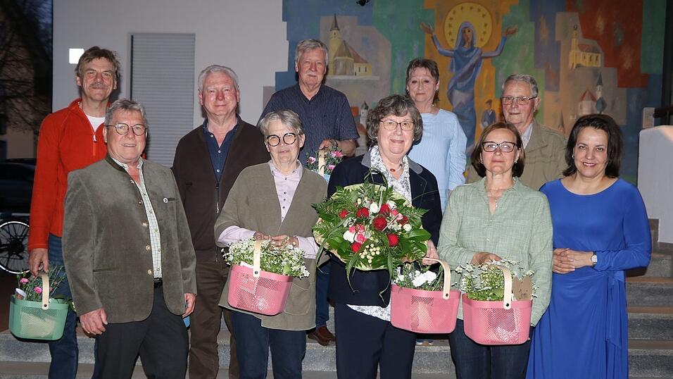 Die langj&auml;hrige Vorstandschaft mit Martina Hammerl (r.) und Peter Fischer (l.) vom Kreisverband.