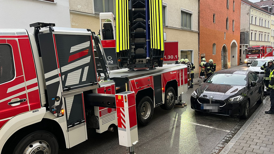 Insgesamt 44 Feuerwehrleute waren in der engen Stra&szlig;e im Einsatz.