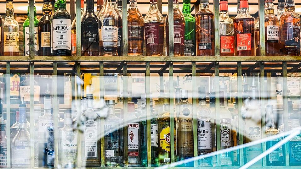 Die Steuer auf hochprozentige alkoholische Getr&auml;nke soll 2027 steigen. (Archivbild)
