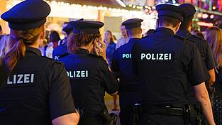 Straftaten bleiben rund um das G&auml;ubodenvolksfest nicht aus. Deshalb ist die Polizei in dieser Zeit gefordert. (Symbolbild)