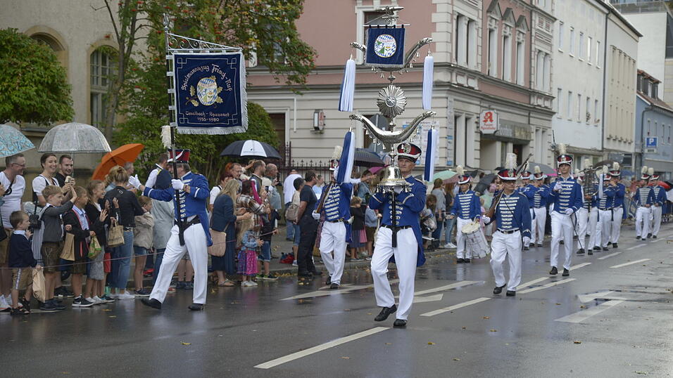 Zahlreiche Musik- und Trachtengruppen zogen nach dreij&auml;hriger Pause am Freitagabend zum Festplatz Am Hagen.&nbsp;