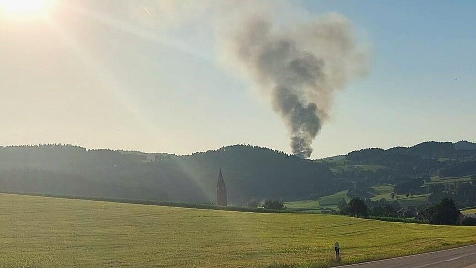 Eine Rauchsäule stieg im Juli bei einem Brand nahe Kollnburg in den Himmel.