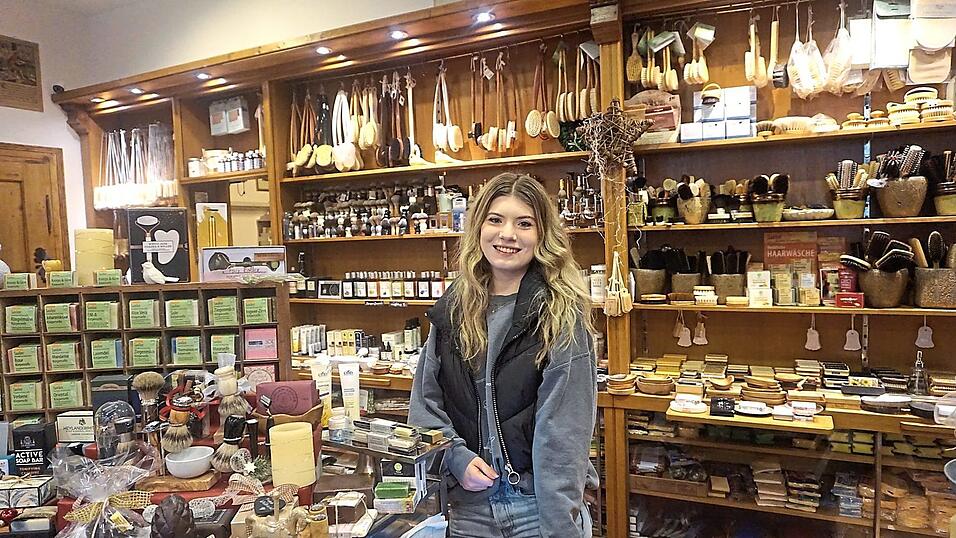 Zwischen Bürsten, Besen und Pinsel: Sophie Jäger im Bürstenladen Ernst in Regensburg. Zwischen Bürsten, Besen und Pinsel: Sophie Jäger im Bürstenladen Ernst in Regensburg.
