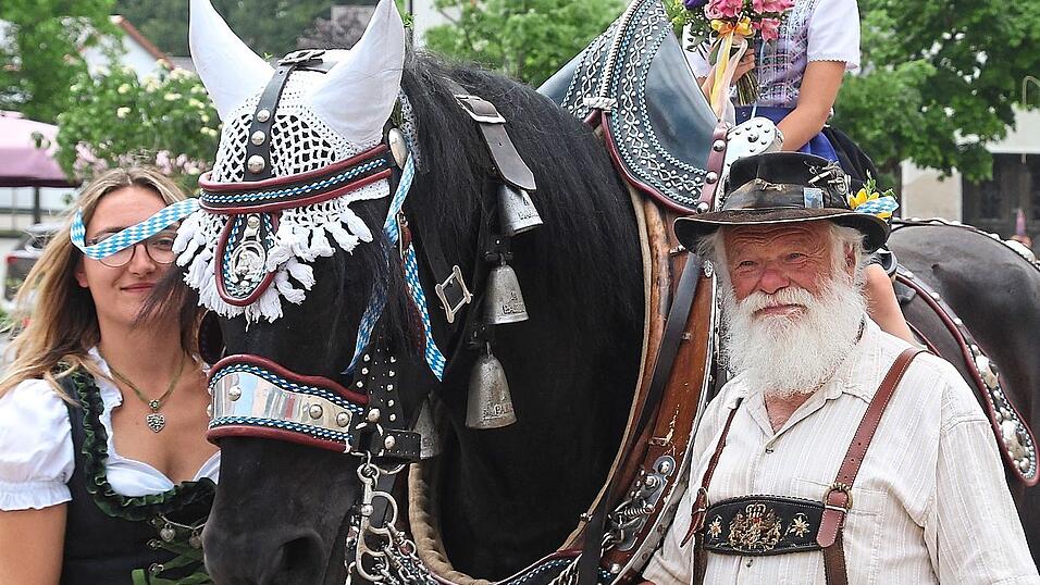 Volksfestkindl Emily mit Werner Kalinetz ist bereit f&uuml;r den Wartenberger Volksfestauszug.