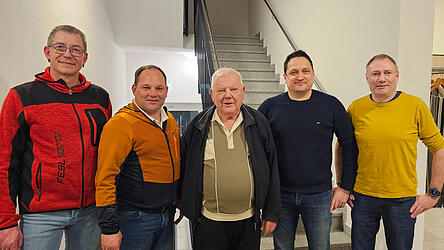 Bedankten sich bei Ewald Ascher für seine ehrenamtliche Leistung: Thorsten Weindl und Florian Ferwagner (Vorsitzende Feuerwehr Bodenkirchen, links) und Georg Holzner und Manfred Halmbacher (Vorsitzende SC Bodenkirchen, rechts).