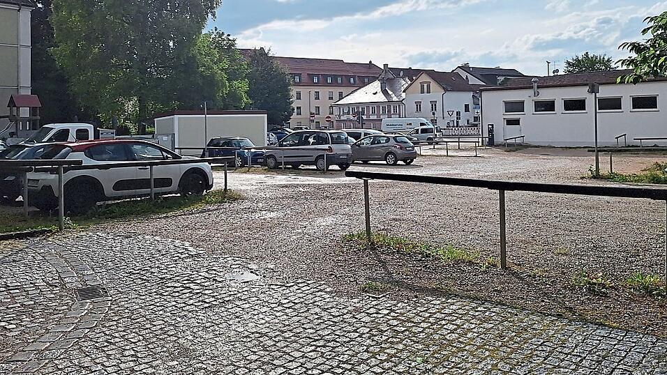 Die Freien Wähler wollen den Parkplatz Alte Polizei sanieren. Der Stadtrat hat die Entscheidung darüber am Montag jedoch vertagt. Die Freien Wähler wollen den Parkplatz Alte Polizei sanieren. Der Stadtrat hat die Entscheidung darüber am Montag jedoch vertagt.