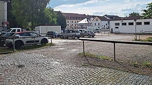 Die Freien Wähler wollen den Parkplatz Alte Polizei sanieren. Der Stadtrat hat die Entscheidung darüber am Montag jedoch vertagt.