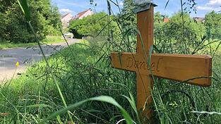 Ein Holzkreuz am Tatort erinnert an den vor fünf Jahren in Bayreuth getöteten 24-jährigen Radfahrer. (Archivbild)