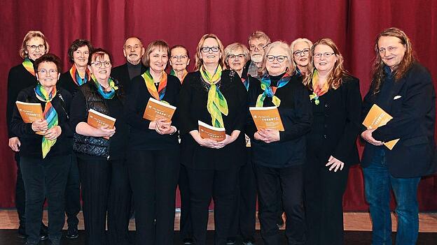 Der Volkschor singt unter der Leitung von Franz Schnieringer (rechts) Volkslieder aus aller Welt.