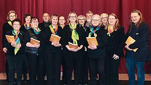 Der Volkschor singt unter der Leitung von Franz Schnieringer (rechts) Volkslieder aus aller Welt.