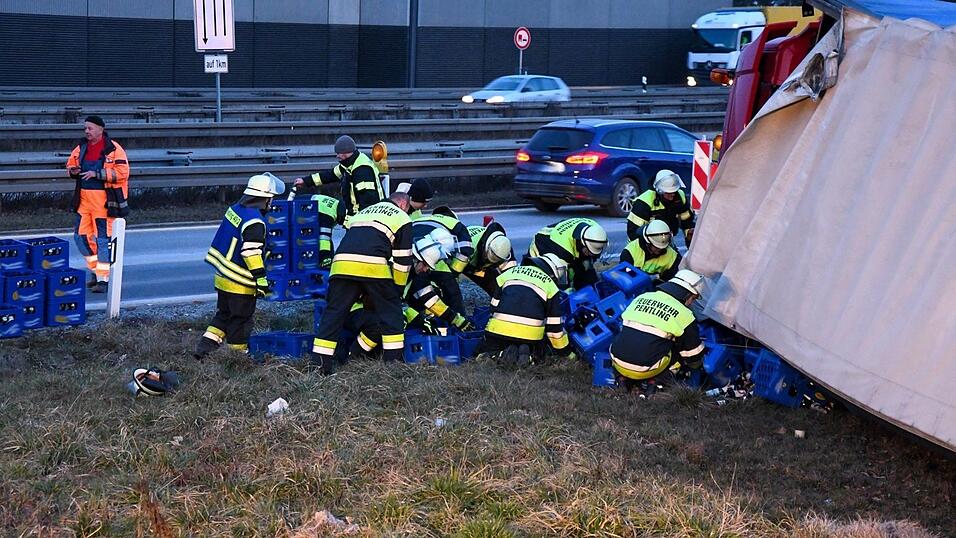 Bei einem Unfall nahe des Regensburger Autobahnkreuzes verlor ein Lastwagen Leergut.