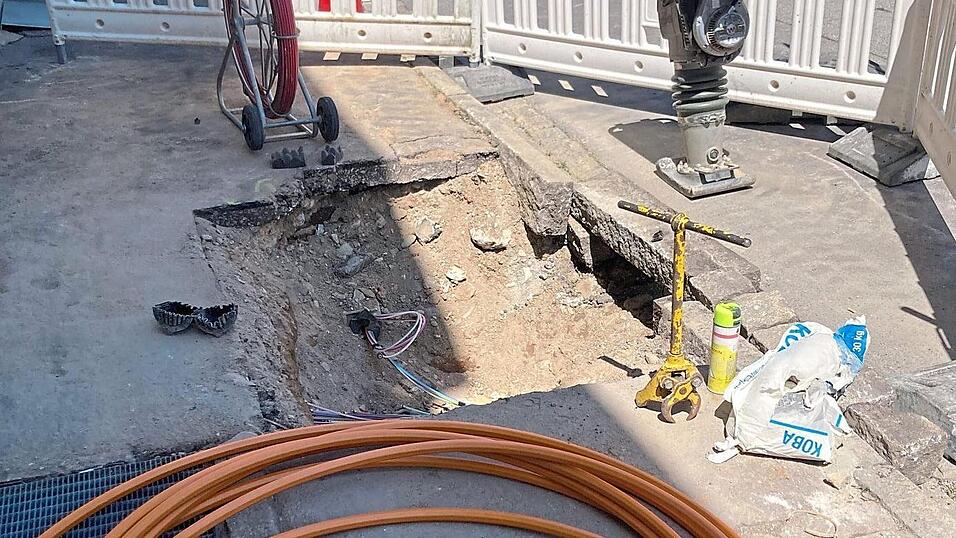 Der Glasfaserausbau schreitet voran. Der Eigenbetrieb Digitale Infrastruktur verlegt 2 000 Kilometer Leerrohr. Zudem treiben die verschiedenen Telekommunikationsanbieter den eigenwirtschaftlichen Ausbau voran, so wie hier in der Chamer Innenstadt. Der Glasfaserausbau schreitet voran. Der Eigenbetrieb Digitale Infrastruktur verlegt 2 000 Kilometer Leerrohr. Zudem treiben die verschiedenen Telekommunikationsanbieter den eigenwirtschaftlichen Ausbau voran, so wie hier in der Chamer Innenstadt.
