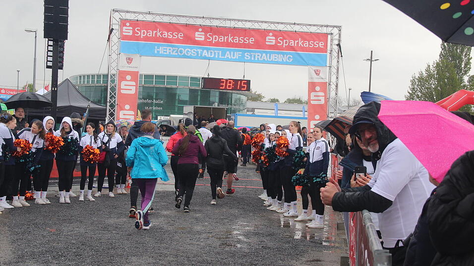 Auch die großen Herzogstadtläufer ließen sich wie schon die Kleinen am Samstag durch das nasskalte Aprilwetter den Spaß am Sport unter freiem Himmel nicht verderben.