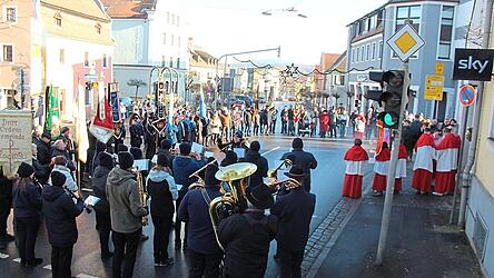 Im Halbrund versammeln sich Gläubige und Musikanten um die Sebastiani-Kapelle.