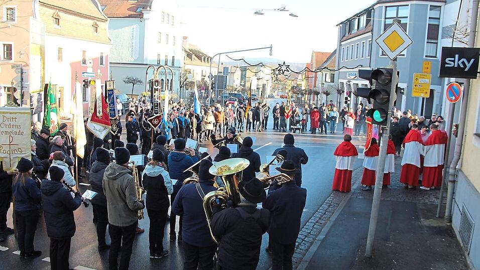 Im Halbrund versammeln sich Gläubige und Musikanten um die Sebastiani-Kapelle. Im Halbrund versammeln sich Gläubige und Musikanten um die Sebastiani-Kapelle.