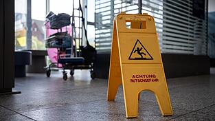 Derzeit sind s&auml;mtliche Klassenzimmer im Erdgeschoss und ersten Stock nicht nutzbar. (Symbolbild)