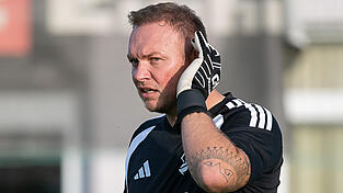 Landaus Spielertrainer Putz hört die Verfolger näherkommen und daher spielt der Ligaprimus in Schierling klar auf Sieg. Landaus Spielertrainer Putz hört die Verfolger näherkommen und daher spielt der Ligaprimus in Schierling klar auf Sieg.