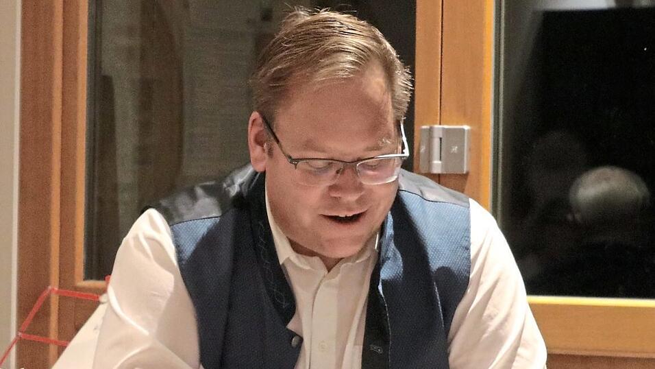 Texte aus seinem neuen Buch '#beSINNlich' trug Musikant und Autor Martin Kraft im Schützenheim vor. Texte aus seinem neuen Buch '#beSINNlich' trug Musikant und Autor Martin Kraft im Schützenheim vor.