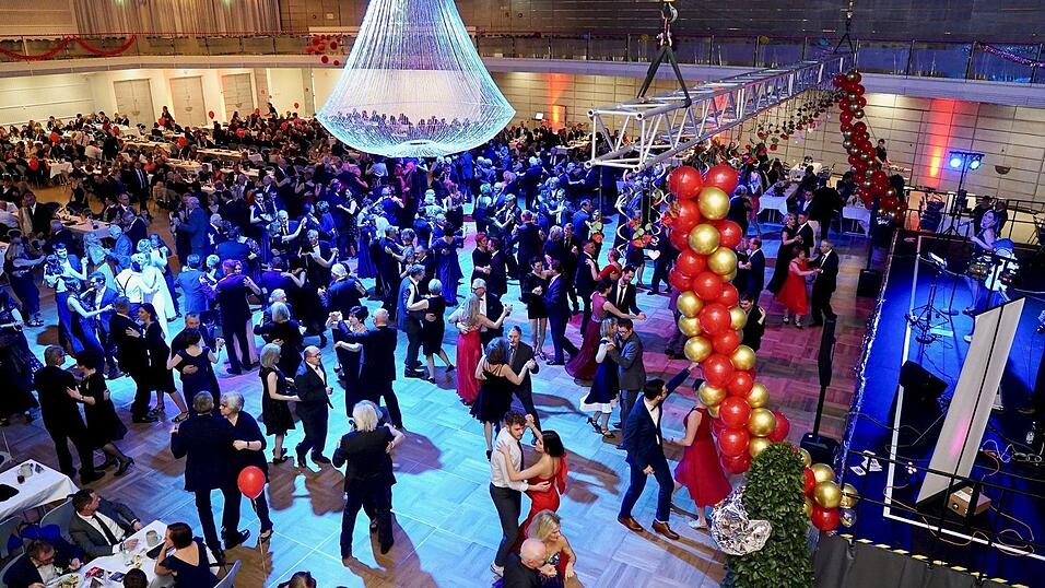 Mit dem SPD-Ball wurde am Samstag die Ballsaison in Straubing eröffnet. Mit dem SPD-Ball wurde am Samstag die Ballsaison in Straubing eröffnet.