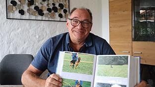Im dicken Fotoalbum bewahrt Werner Schmid Erinnerungsfotos von Festen und Veranstaltungen des ehemaligen Schäferhundevereins auf.