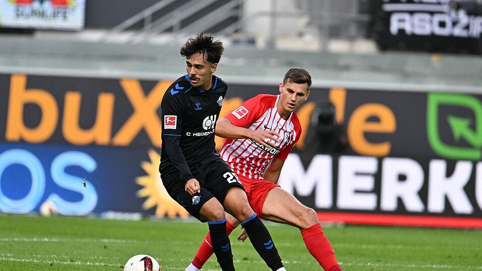 Im Zweikampf: Raphael Obermair (l) vom SC Paderborn 07 und der Freiburger Yannik Engelhardt. Im Zweikampf: Raphael Obermair (l) vom SC Paderborn 07 und der Freiburger Yannik Engelhardt.