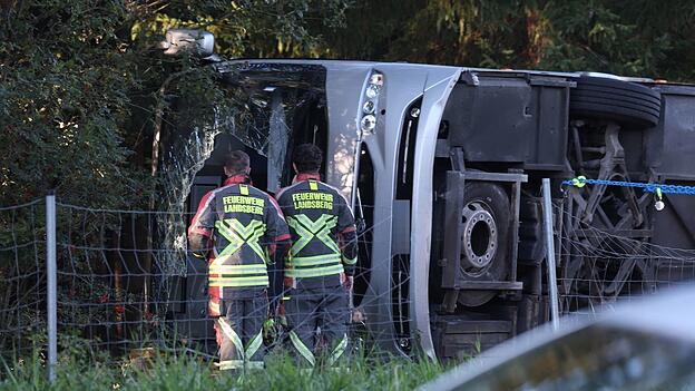 Ein Reisebus ist bei Buchloe im Allg&auml;u von der A96 abgekommen.