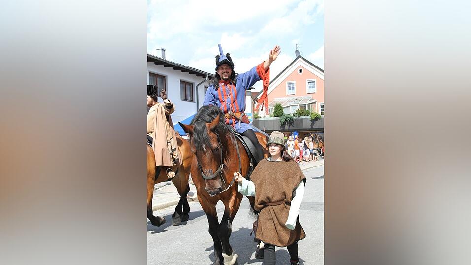 Die schönsten Augenblicke des historischen Drachenstich-Festzuges 2016. Die schönsten Augenblicke des historischen Drachenstich-Festzuges 2016.
