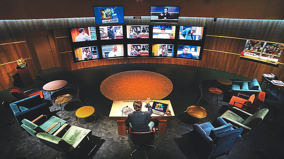 &Uuml;berwacht werden die Comedians von Michael Bully Herbig. Der haut auf einen Buzzer, sobald jemand lacht.