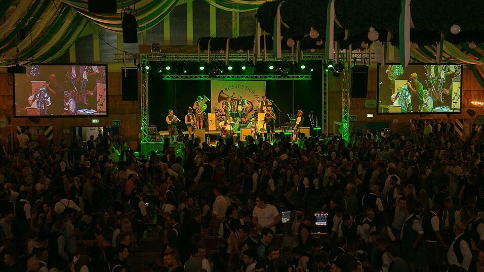 Am Dienstag spielte der Menzl im Festzelt Weckmann auf. Diese Blasmusikfreunde waren mit dabei.