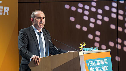 Hubert Aiwanger stimmt die Parteimitglieder auf den Wahlkampf für die vorgezogene Bundestagswahl ein. Der bayerische Wirtschaftsminister ist zum Spitzenkandidaten gekürt worden.